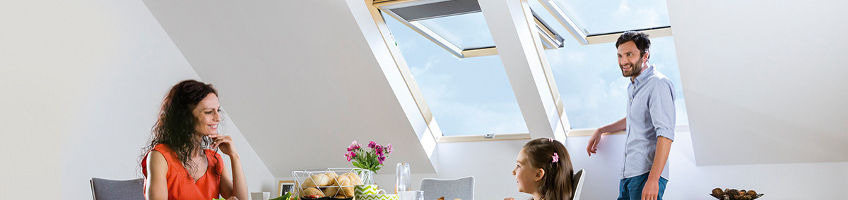 Ново поколение покривен прозорец с две отделни независими функции на отваряне: на средна и на горна ос - FAKRO